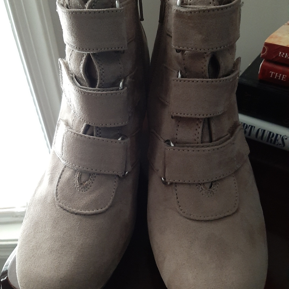 NEW DANA BUCHMAN BEIGE BOOTS